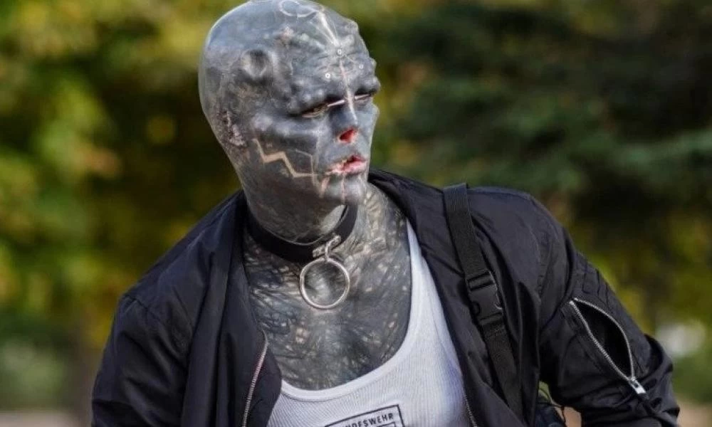 Γαλλία: Αυτοαποκαλείται «Black Alien» και πλέον δεν θυμίζει σε τίποτα άνθρωπο(βίντεο)